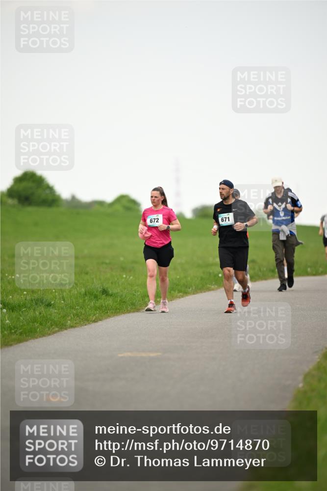 10.05.2026 - 8. Wedeler Halbmarathon Dr. Thomas Lammeyer http://msf.ph/oto/9714870 10.05.2026 12:24:08 Laufen 672, 671 meine-sportfotos.de