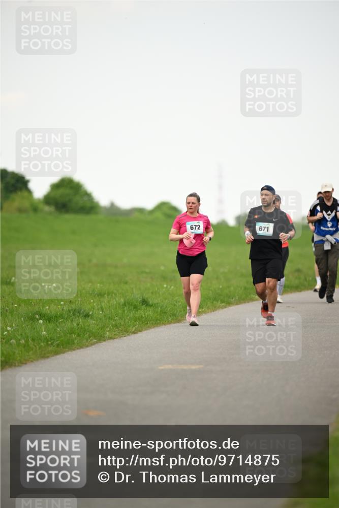 10.05.2026 - 8. Wedeler Halbmarathon Dr. Thomas Lammeyer http://msf.ph/oto/9714875 10.05.2026 12:24:08 Laufen 672, 671 meine-sportfotos.de