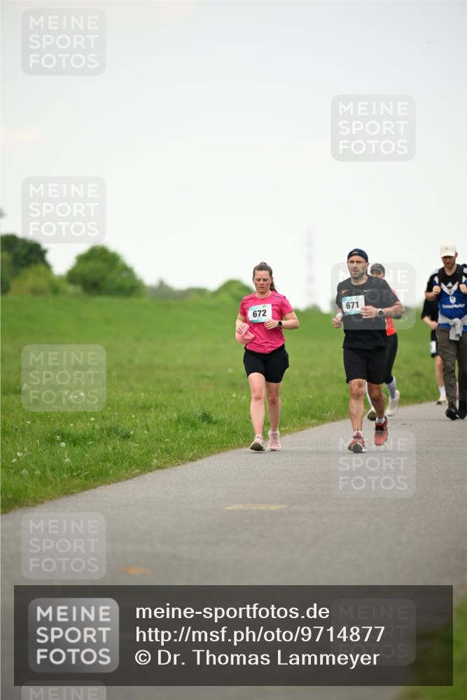 10.05.2026 - 8. Wedeler Halbmarathon Dr. Thomas Lammeyer http://msf.ph/oto/9714877 10.05.2026 12:24:08 Laufen 672, 671 meine-sportfotos.de
