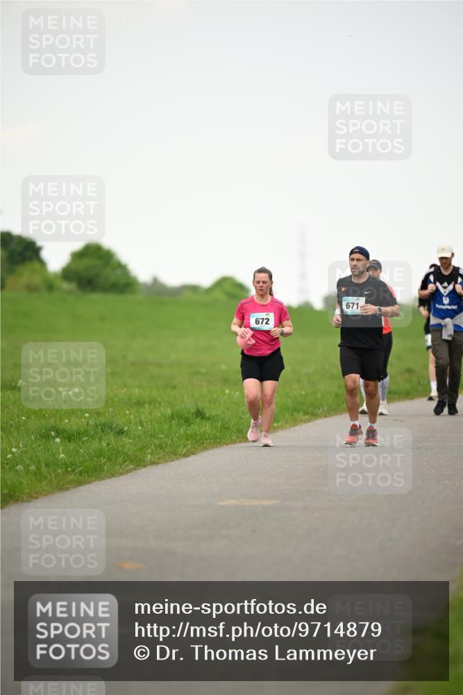 10.05.2026 - 8. Wedeler Halbmarathon Dr. Thomas Lammeyer http://msf.ph/oto/9714879 10.05.2026 12:24:08 Laufen 672, 671 meine-sportfotos.de