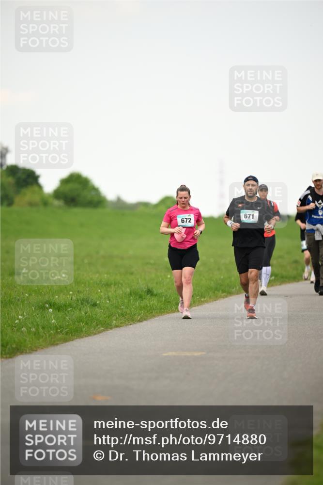 10.05.2026 - 8. Wedeler Halbmarathon Dr. Thomas Lammeyer http://msf.ph/oto/9714880 10.05.2026 12:24:09 Laufen 672, 671 meine-sportfotos.de