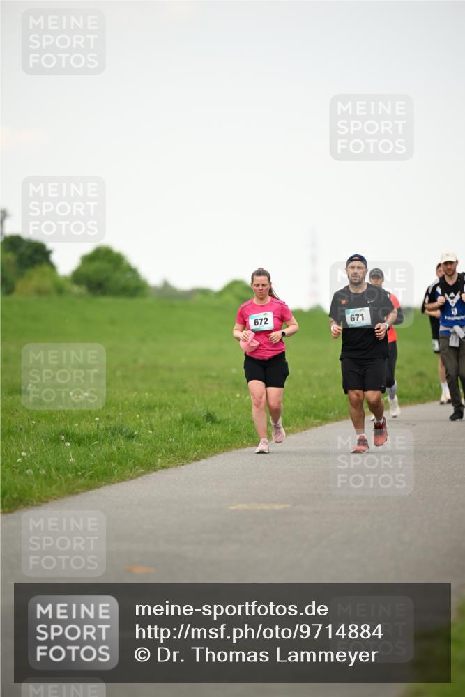 10.05.2026 - 8. Wedeler Halbmarathon Dr. Thomas Lammeyer http://msf.ph/oto/9714884 10.05.2026 12:24:09 Laufen 672, 671 meine-sportfotos.de