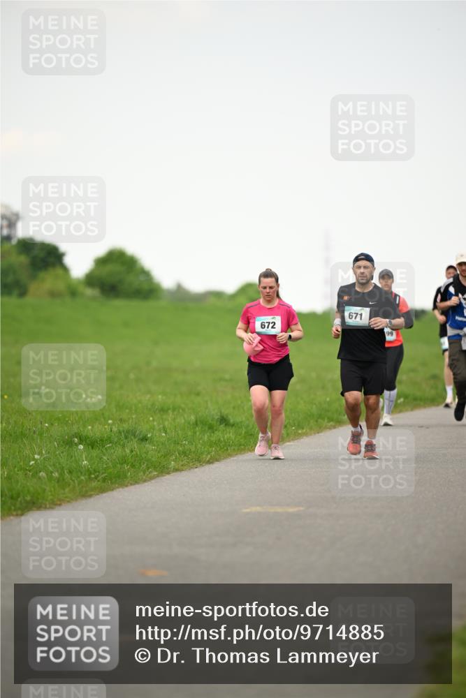 10.05.2026 - 8. Wedeler Halbmarathon Dr. Thomas Lammeyer http://msf.ph/oto/9714885 10.05.2026 12:24:09 Laufen 672, 671 meine-sportfotos.de