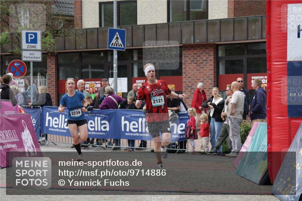 10.05.2026 - 8. Wedeler Halbmarathon Yannick Fuchs http://msf.ph/oto/9714886 10.05.2026 11:31:24 Ziel 2121, 2239 meine-sportfotos.de