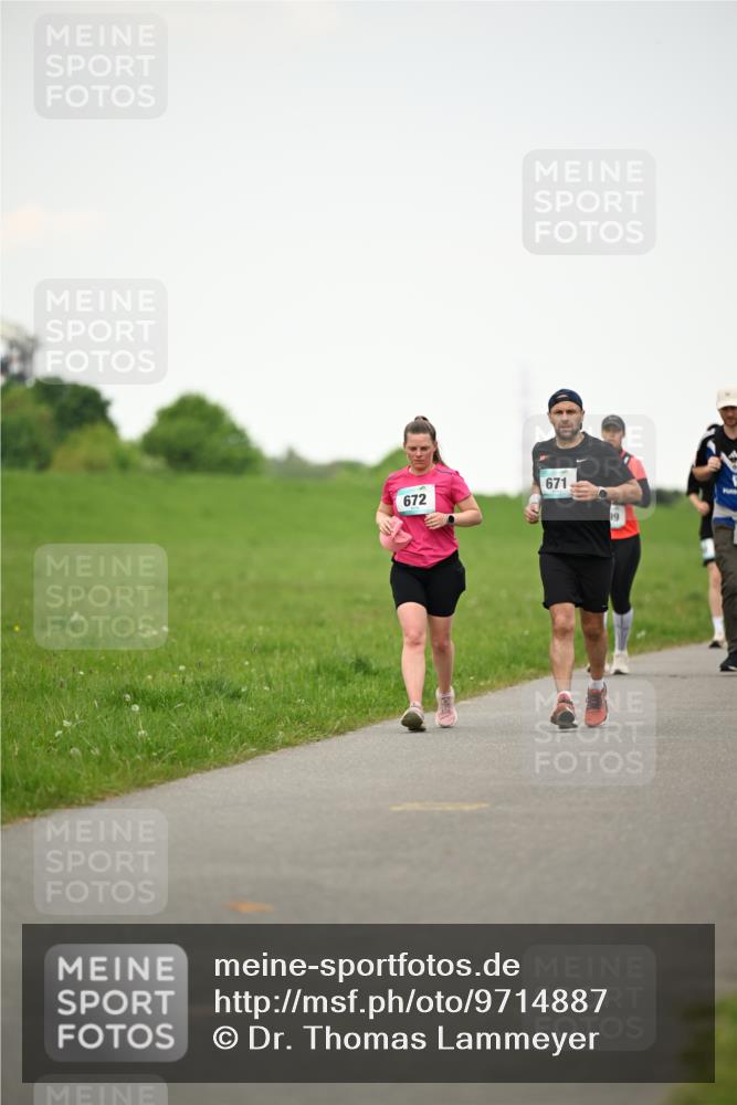10.05.2026 - 8. Wedeler Halbmarathon Dr. Thomas Lammeyer http://msf.ph/oto/9714887 10.05.2026 12:24:09 Laufen 672, 671 meine-sportfotos.de