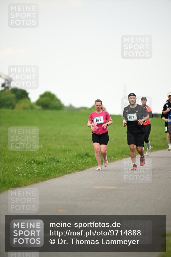 10.05.2026 - 8. Wedeler Halbmarathon Dr. Thomas Lammeyer http://msf.ph/oto/9714888 10.05.2026 12:24:09 Laufen 672, 671 meine-sportfotos.de