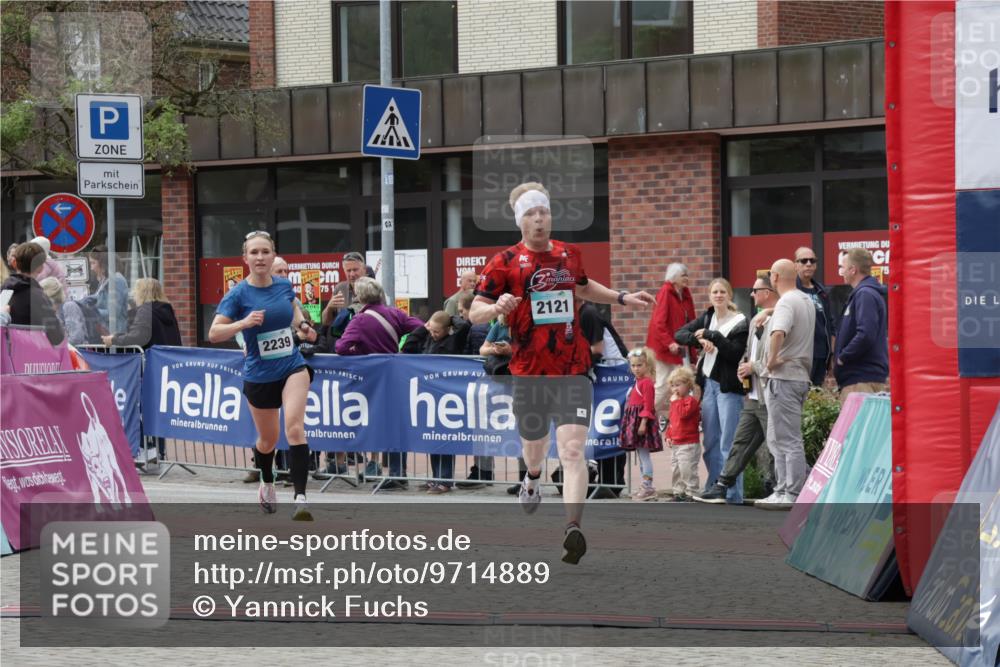 10.05.2026 - 8. Wedeler Halbmarathon Yannick Fuchs http://msf.ph/oto/9714889 10.05.2026 11:31:25 Ziel 2121, 2239 meine-sportfotos.de