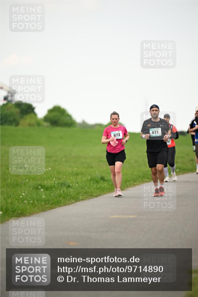 10.05.2026 - 8. Wedeler Halbmarathon Dr. Thomas Lammeyer http://msf.ph/oto/9714890 10.05.2026 12:24:09 Laufen 672, 671 meine-sportfotos.de