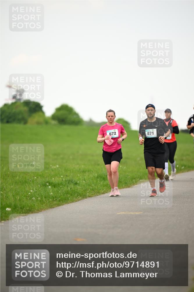 10.05.2026 - 8. Wedeler Halbmarathon Dr. Thomas Lammeyer http://msf.ph/oto/9714891 10.05.2026 12:24:10 Laufen 672, 671 meine-sportfotos.de