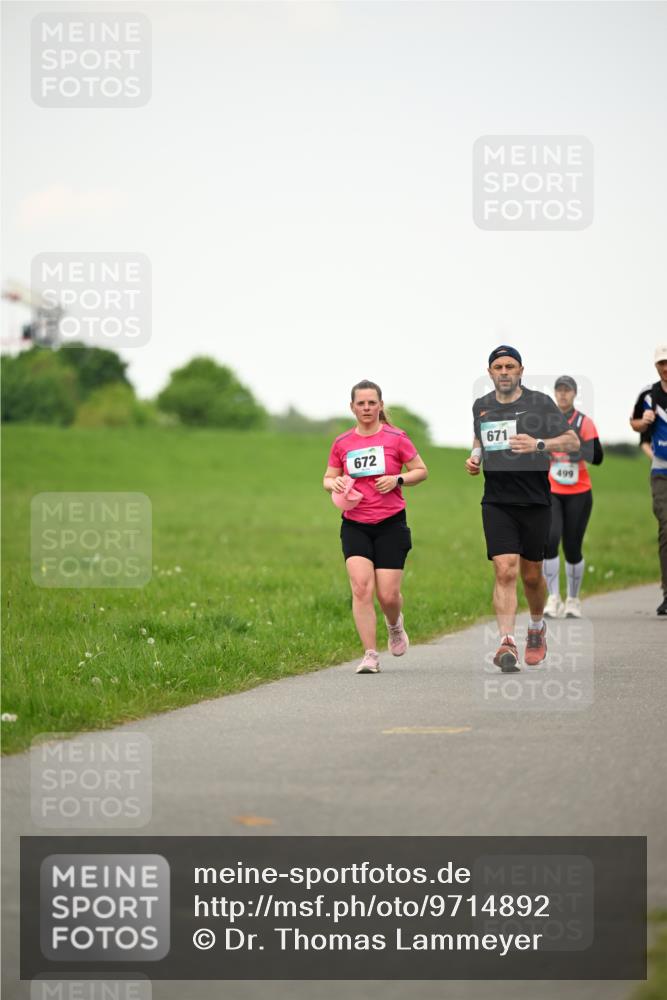 10.05.2026 - 8. Wedeler Halbmarathon Dr. Thomas Lammeyer http://msf.ph/oto/9714892 10.05.2026 12:24:10 Laufen 672, 671, 499 meine-sportfotos.de