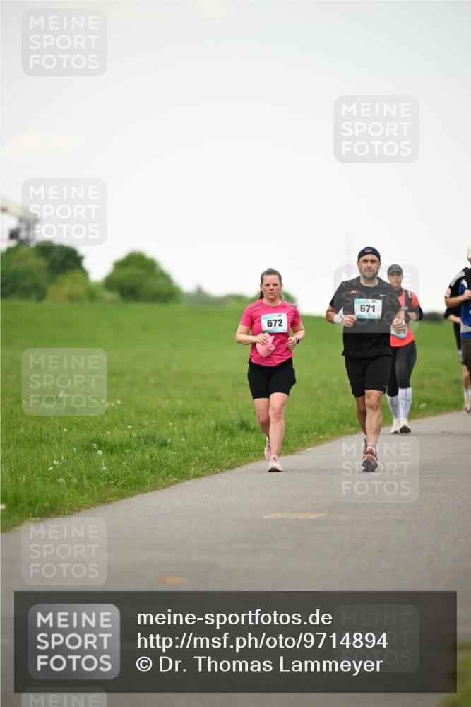 10.05.2026 - 8. Wedeler Halbmarathon Dr. Thomas Lammeyer http://msf.ph/oto/9714894 10.05.2026 12:24:09 Laufen 672, 671 meine-sportfotos.de