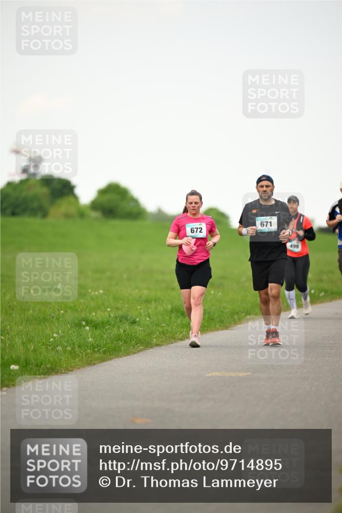 10.05.2026 - 8. Wedeler Halbmarathon Dr. Thomas Lammeyer http://msf.ph/oto/9714895 10.05.2026 12:24:10 Laufen 672, 671, 499 meine-sportfotos.de