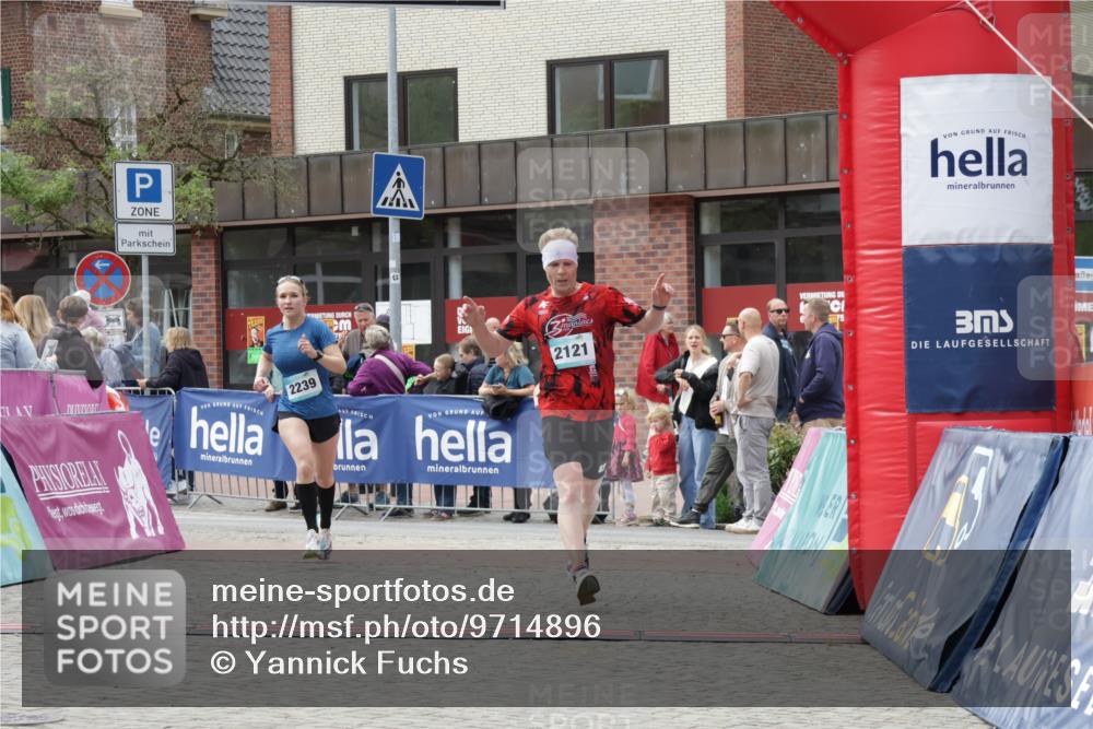 10.05.2026 - 8. Wedeler Halbmarathon Yannick Fuchs http://msf.ph/oto/9714896 10.05.2026 11:31:25 Ziel 2121, 2239 meine-sportfotos.de