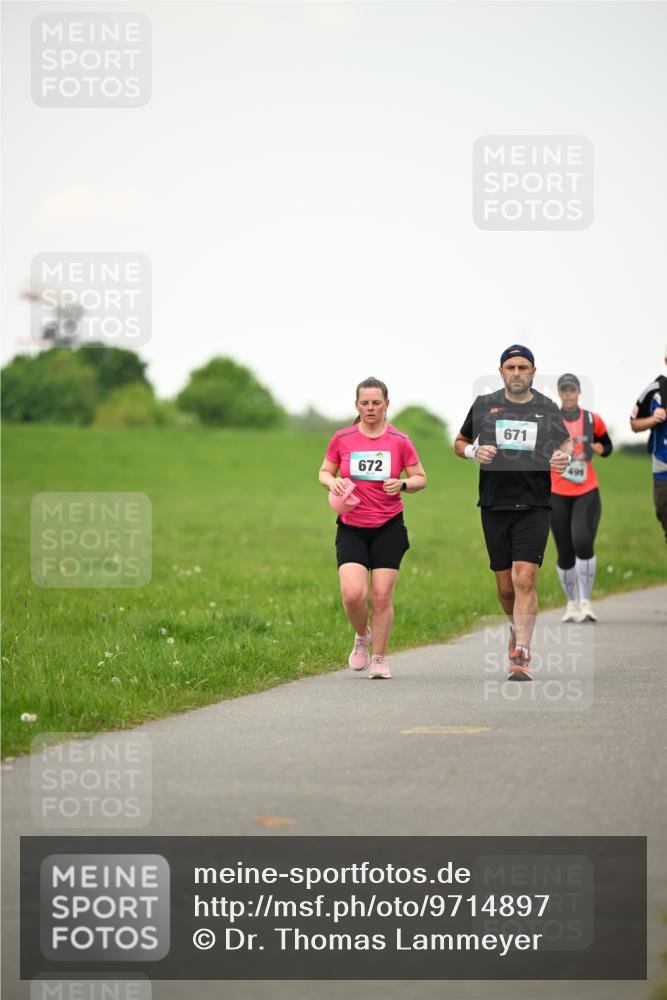 10.05.2026 - 8. Wedeler Halbmarathon Dr. Thomas Lammeyer http://msf.ph/oto/9714897 10.05.2026 12:24:10 Laufen 672, 671, 499 meine-sportfotos.de