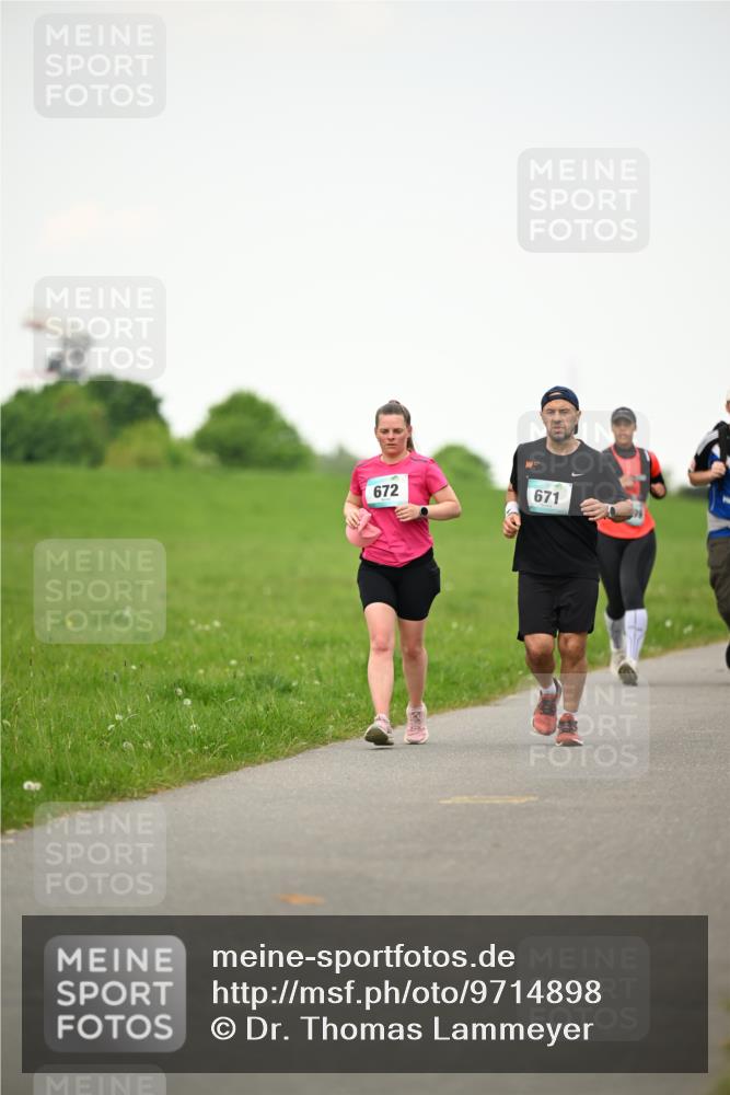 10.05.2026 - 8. Wedeler Halbmarathon Dr. Thomas Lammeyer http://msf.ph/oto/9714898 10.05.2026 12:24:10 Laufen 672, 671 meine-sportfotos.de