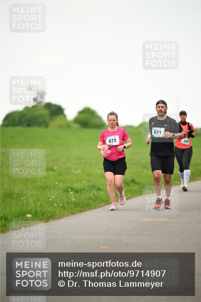 10.05.2026 - 8. Wedeler Halbmarathon Dr. Thomas Lammeyer http://msf.ph/oto/9714907 10.05.2026 12:24:11 Laufen 672, 671, 494 meine-sportfotos.de