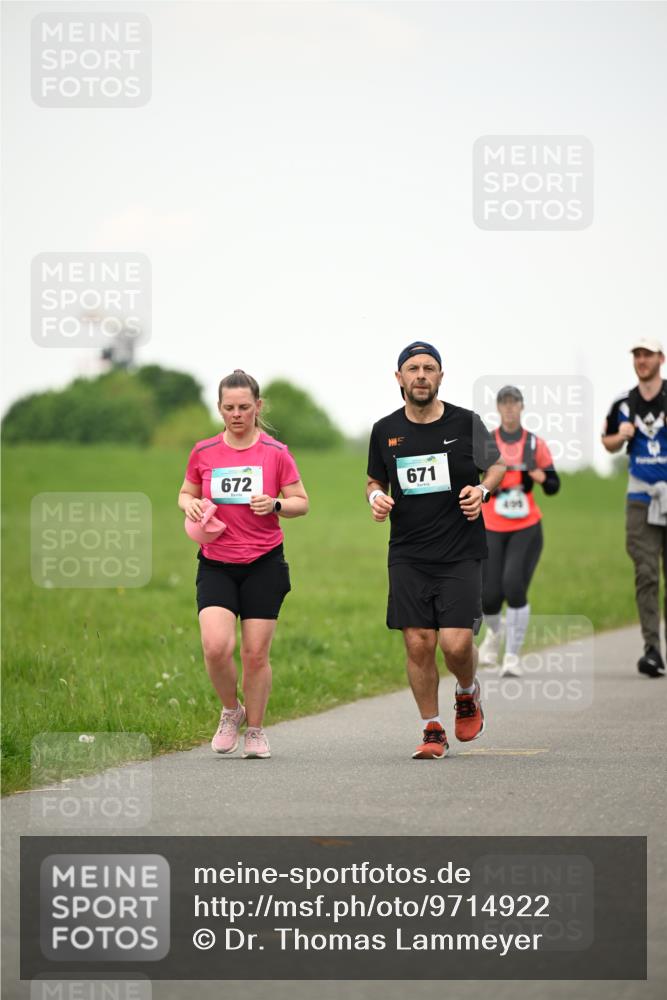 10.05.2026 - 8. Wedeler Halbmarathon Dr. Thomas Lammeyer http://msf.ph/oto/9714922 10.05.2026 12:24:13 Laufen 672, 671, 405 meine-sportfotos.de