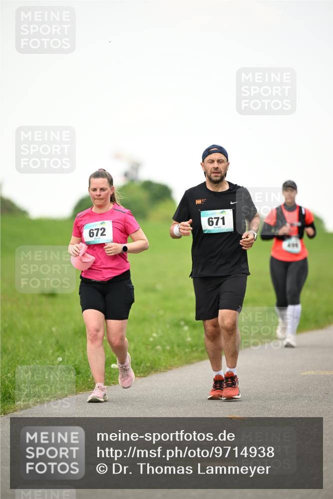 10.05.2026 - 8. Wedeler Halbmarathon Dr. Thomas Lammeyer http://msf.ph/oto/9714938 10.05.2026 12:24:14 Laufen 672, 671, 400 meine-sportfotos.de