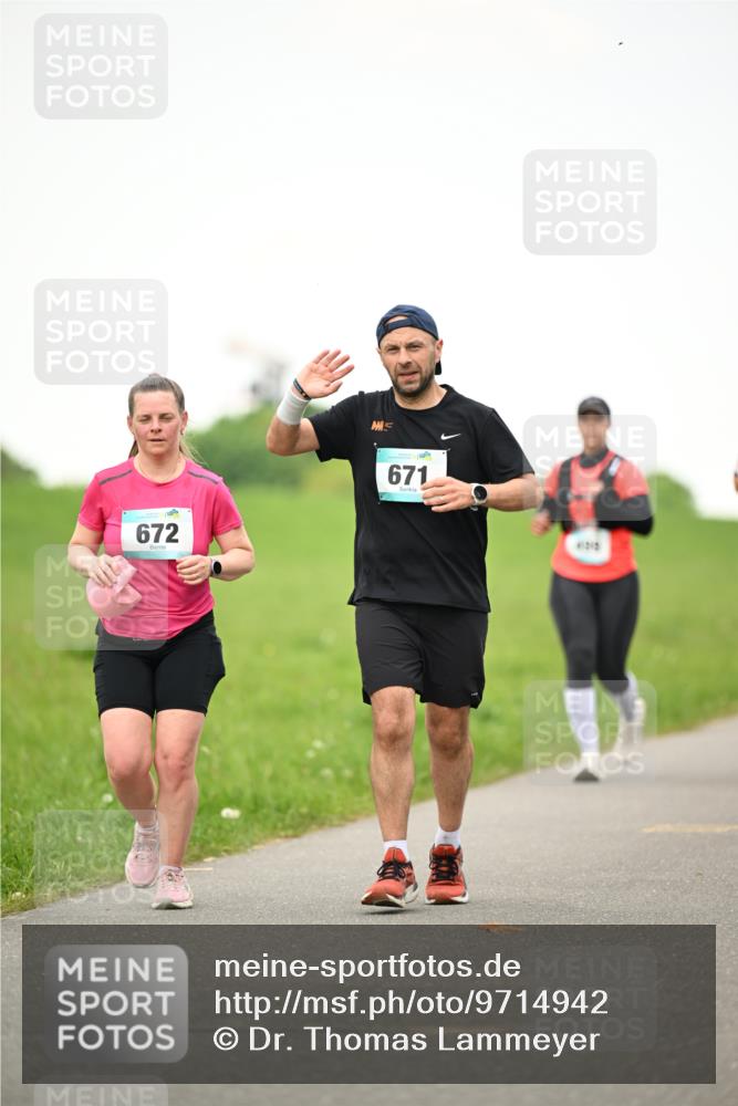 10.05.2026 - 8. Wedeler Halbmarathon Dr. Thomas Lammeyer http://msf.ph/oto/9714942 10.05.2026 12:24:15 Laufen 672, 671 meine-sportfotos.de