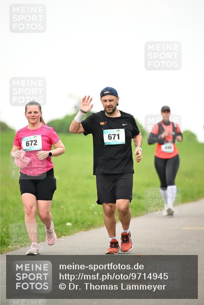 10.05.2026 - 8. Wedeler Halbmarathon Dr. Thomas Lammeyer http://msf.ph/oto/9714945 10.05.2026 12:24:15 Laufen 672, 671 meine-sportfotos.de