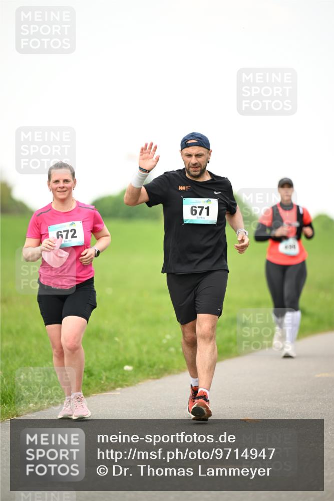 10.05.2026 - 8. Wedeler Halbmarathon Dr. Thomas Lammeyer http://msf.ph/oto/9714947 10.05.2026 12:24:15 Laufen 672, 671 meine-sportfotos.de