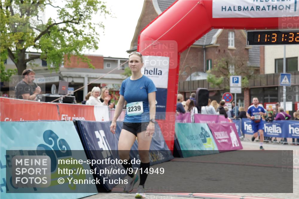 10.05.2026 - 8. Wedeler Halbmarathon Yannick Fuchs http://msf.ph/oto/9714949 10.05.2026 11:31:30 Ziel 83, 2121, 2239, 2244 meine-sportfotos.de