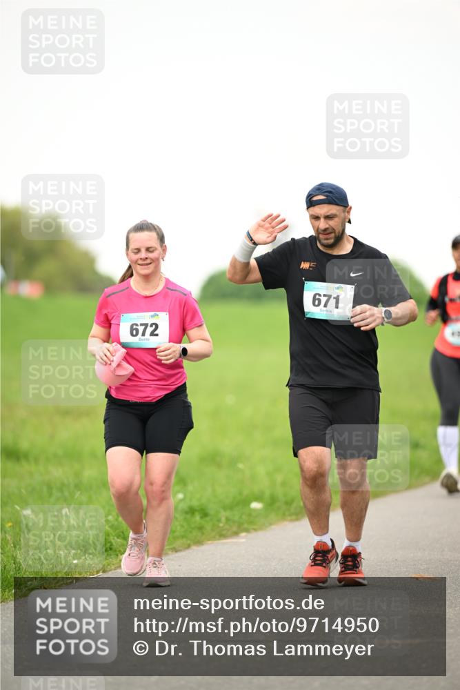 10.05.2026 - 8. Wedeler Halbmarathon Dr. Thomas Lammeyer http://msf.ph/oto/9714950 10.05.2026 12:24:15 Laufen 672, 671 meine-sportfotos.de