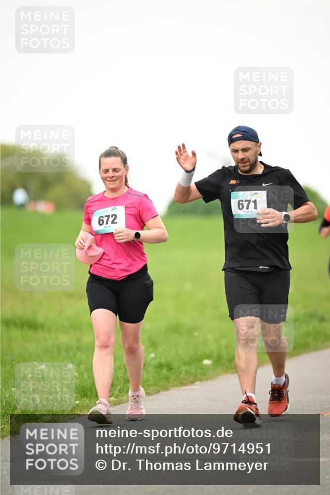 10.05.2026 - 8. Wedeler Halbmarathon Dr. Thomas Lammeyer http://msf.ph/oto/9714951 10.05.2026 12:24:16 Laufen 672, 671 meine-sportfotos.de