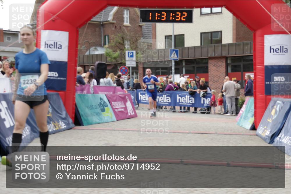10.05.2026 - 8. Wedeler Halbmarathon Yannick Fuchs http://msf.ph/oto/9714952 10.05.2026 11:31:30 Ziel 83, 2121, 2239, 2244 meine-sportfotos.de