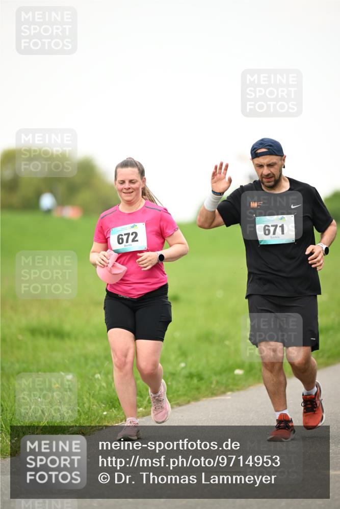 10.05.2026 - 8. Wedeler Halbmarathon Dr. Thomas Lammeyer http://msf.ph/oto/9714953 10.05.2026 12:24:16 Laufen 672, 671 meine-sportfotos.de