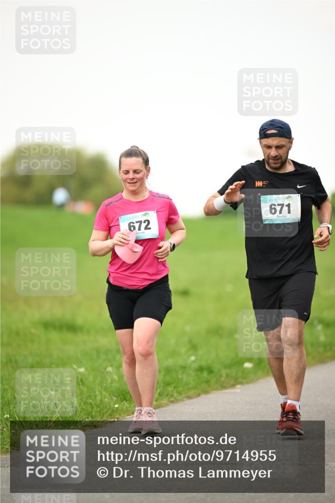 10.05.2026 - 8. Wedeler Halbmarathon Dr. Thomas Lammeyer http://msf.ph/oto/9714955 10.05.2026 12:24:16 Laufen 672, 671 meine-sportfotos.de