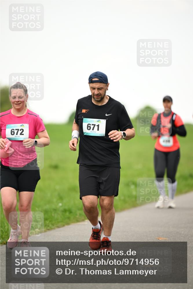 10.05.2026 - 8. Wedeler Halbmarathon Dr. Thomas Lammeyer http://msf.ph/oto/9714956 10.05.2026 12:24:16 Laufen 672, 671 meine-sportfotos.de