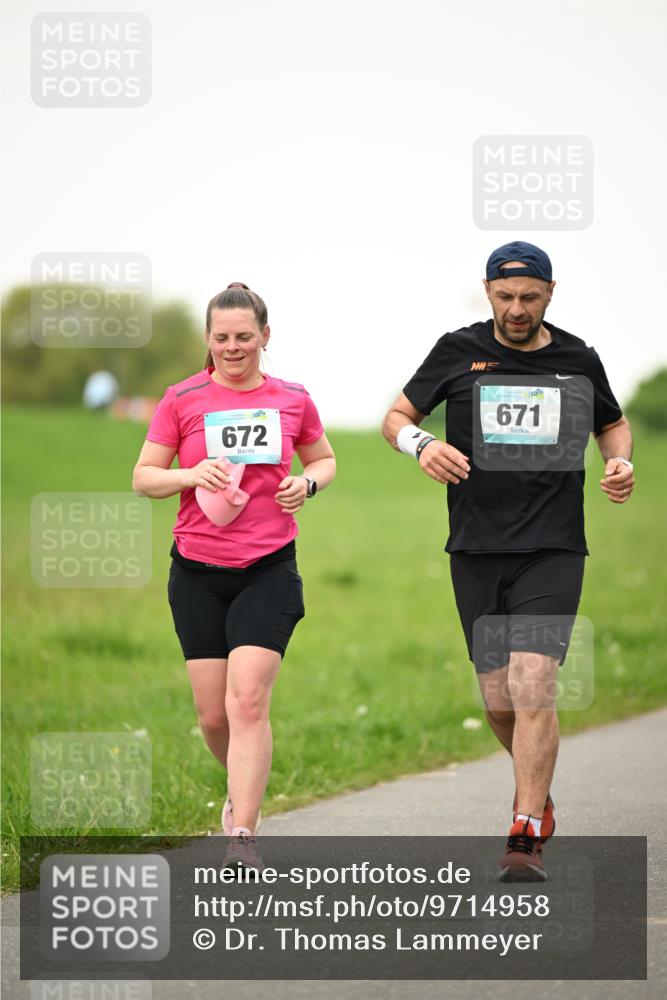 10.05.2026 - 8. Wedeler Halbmarathon Dr. Thomas Lammeyer http://msf.ph/oto/9714958 10.05.2026 12:24:16 Laufen 672, 102, 671 meine-sportfotos.de