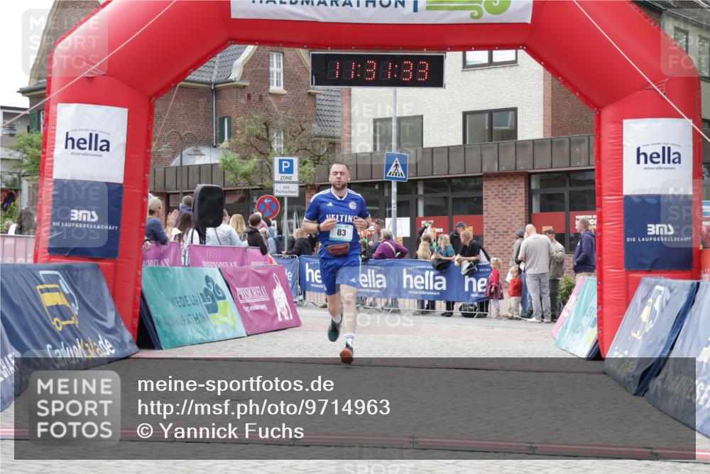 10.05.2026 - 8. Wedeler Halbmarathon Yannick Fuchs http://msf.ph/oto/9714963 10.05.2026 11:31:32 Ziel 83, 2239, 2244 meine-sportfotos.de