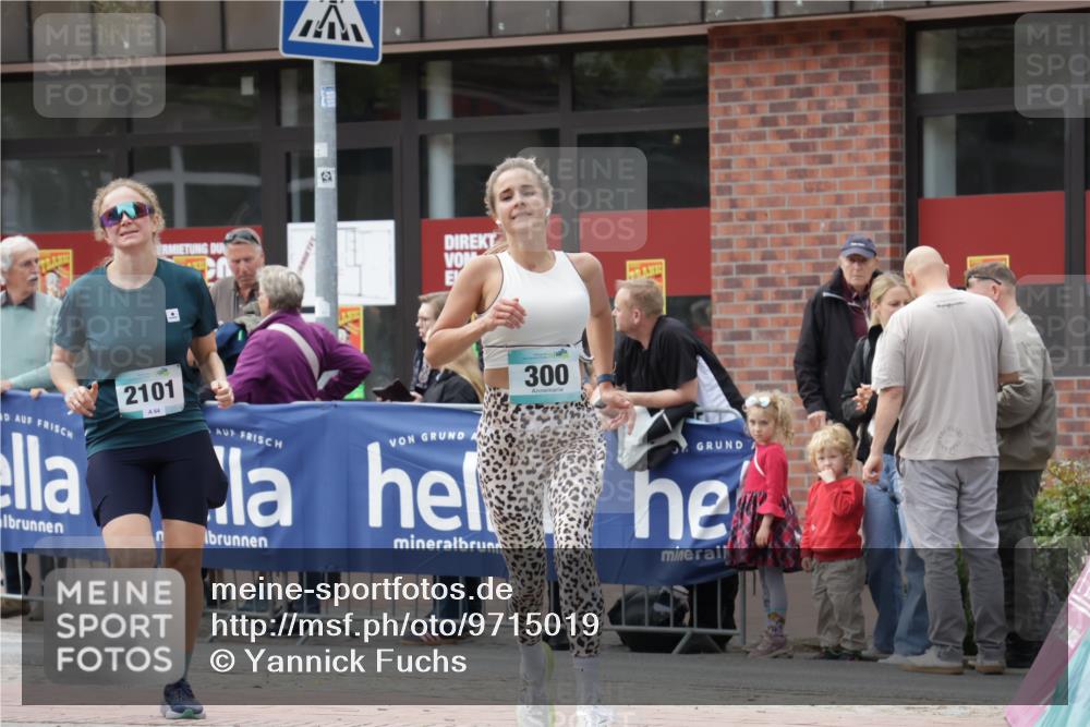10.05.2026 - 8. Wedeler Halbmarathon Yannick Fuchs http://msf.ph/oto/9715019 10.05.2026 11:31:38 Ziel 83, 300, 2101, 2199, 2244 meine-sportfotos.de