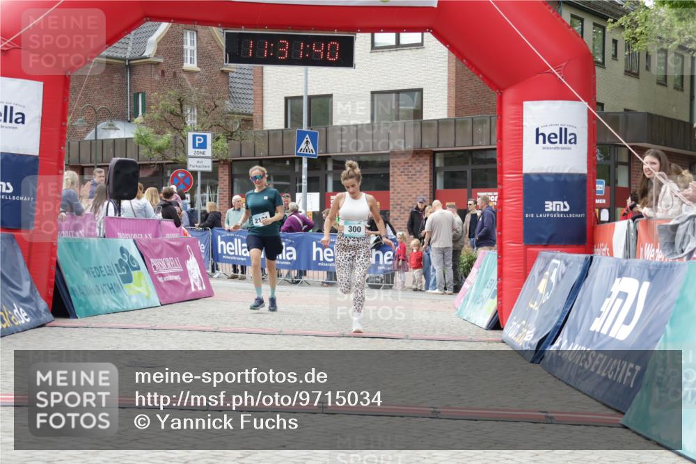 10.05.2026 - 8. Wedeler Halbmarathon Yannick Fuchs http://msf.ph/oto/9715034 10.05.2026 11:31:39 Ziel 300, 2101, 2199, 2244 meine-sportfotos.de