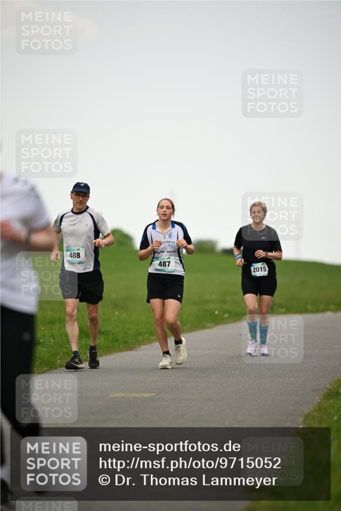 10.05.2026 - 8. Wedeler Halbmarathon Dr. Thomas Lammeyer http://msf.ph/oto/9715052 10.05.2026 12:24:28 Laufen 488, 487, 2015 meine-sportfotos.de