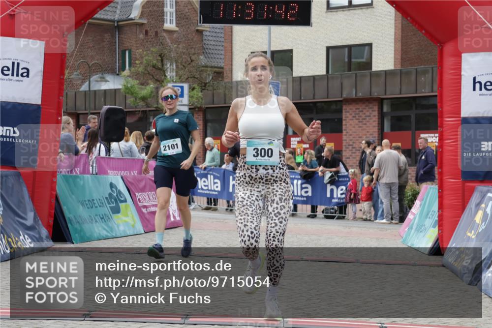 10.05.2026 - 8. Wedeler Halbmarathon Yannick Fuchs http://msf.ph/oto/9715054 10.05.2026 11:31:40 Ziel 300, 2101, 2199, 2244 meine-sportfotos.de
