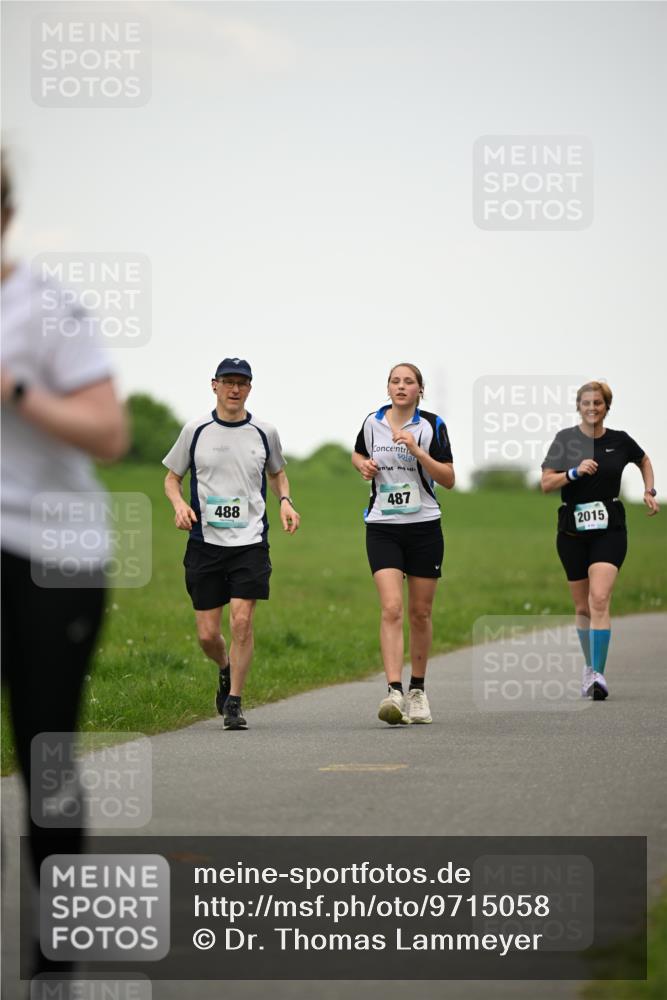10.05.2026 - 8. Wedeler Halbmarathon Dr. Thomas Lammeyer http://msf.ph/oto/9715058 10.05.2026 12:24:29 Laufen 488, 487, 2015 meine-sportfotos.de