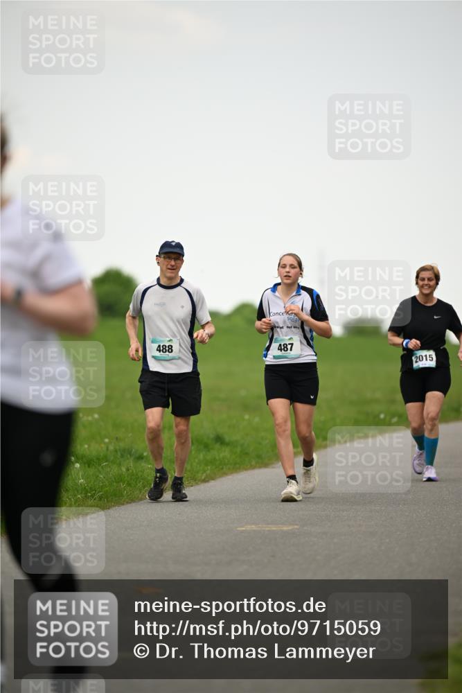 10.05.2026 - 8. Wedeler Halbmarathon Dr. Thomas Lammeyer http://msf.ph/oto/9715059 10.05.2026 12:24:29 Laufen 488, 487, 2015 meine-sportfotos.de