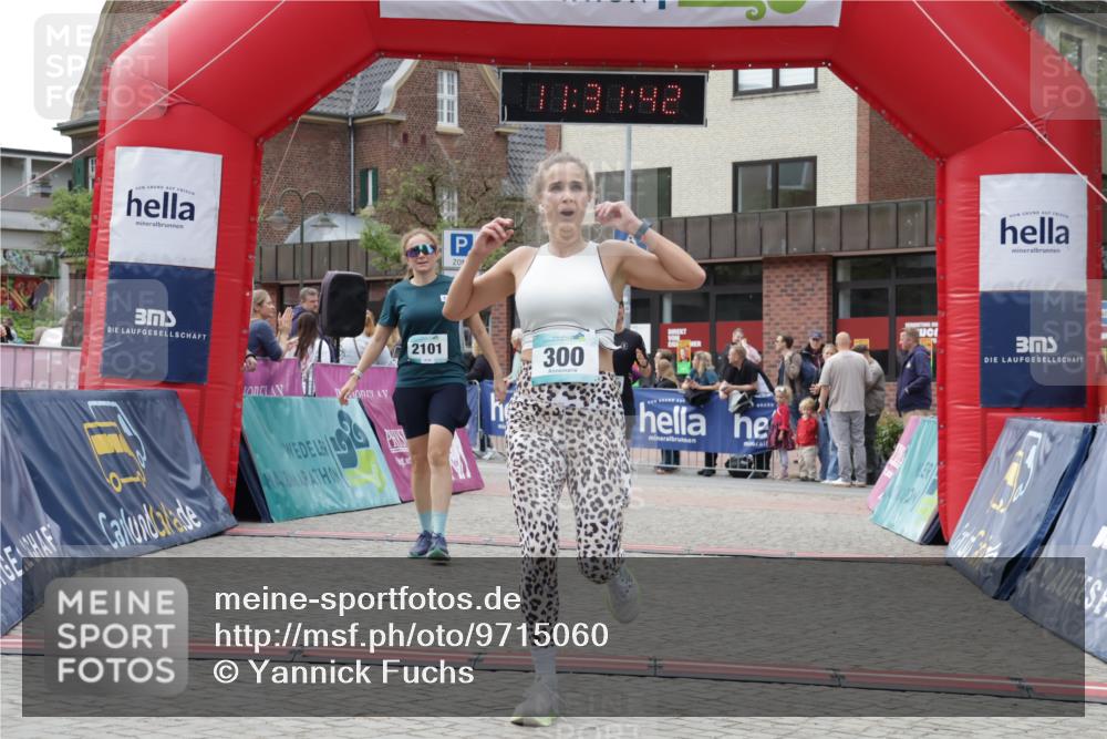10.05.2026 - 8. Wedeler Halbmarathon Yannick Fuchs http://msf.ph/oto/9715060 10.05.2026 11:31:40 Ziel 300, 2101, 2199, 2244 meine-sportfotos.de