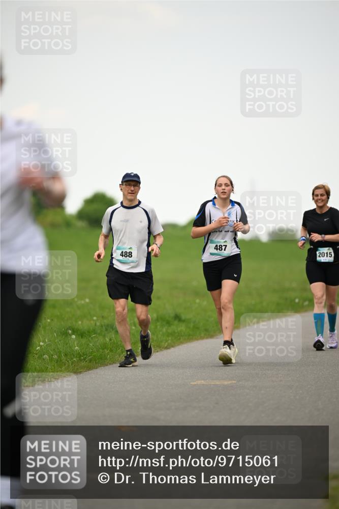 10.05.2026 - 8. Wedeler Halbmarathon Dr. Thomas Lammeyer http://msf.ph/oto/9715061 10.05.2026 12:24:29 Laufen 488, 487, 2015 meine-sportfotos.de