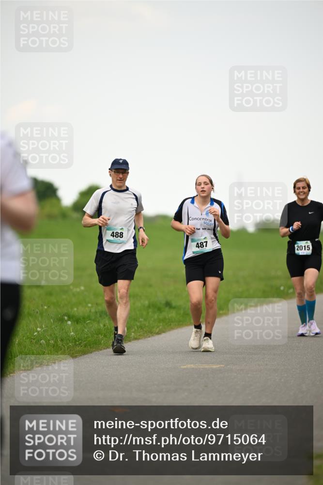 10.05.2026 - 8. Wedeler Halbmarathon Dr. Thomas Lammeyer http://msf.ph/oto/9715064 10.05.2026 12:24:29 Laufen 488, 487, 2015 meine-sportfotos.de