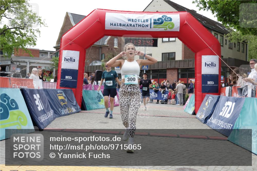 10.05.2026 - 8. Wedeler Halbmarathon Yannick Fuchs http://msf.ph/oto/9715065 10.05.2026 11:31:41 Ziel 300, 555, 2101, 2199 meine-sportfotos.de