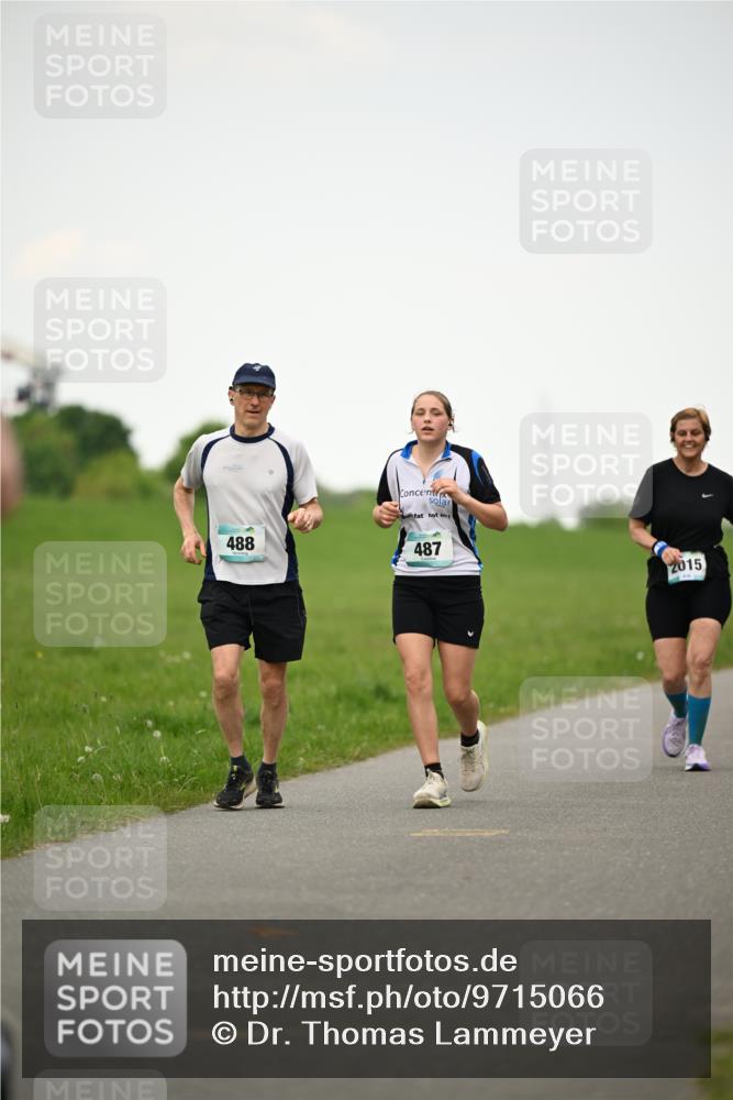 10.05.2026 - 8. Wedeler Halbmarathon Dr. Thomas Lammeyer http://msf.ph/oto/9715066 10.05.2026 12:24:30 Laufen 488, 487, 2015 meine-sportfotos.de