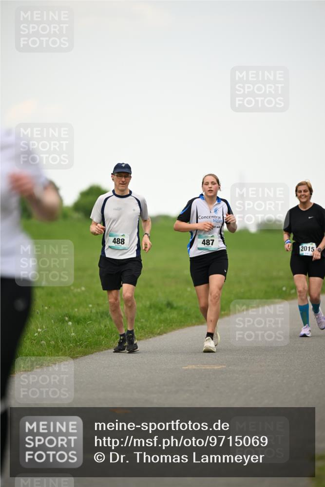 10.05.2026 - 8. Wedeler Halbmarathon Dr. Thomas Lammeyer http://msf.ph/oto/9715069 10.05.2026 12:24:29 Laufen 488, 487, 2015 meine-sportfotos.de