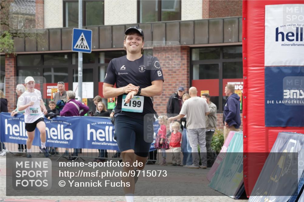 10.05.2026 - 8. Wedeler Halbmarathon Yannick Fuchs http://msf.ph/oto/9715073 10.05.2026 11:31:42 Ziel 300, 555, 2101, 2199 meine-sportfotos.de