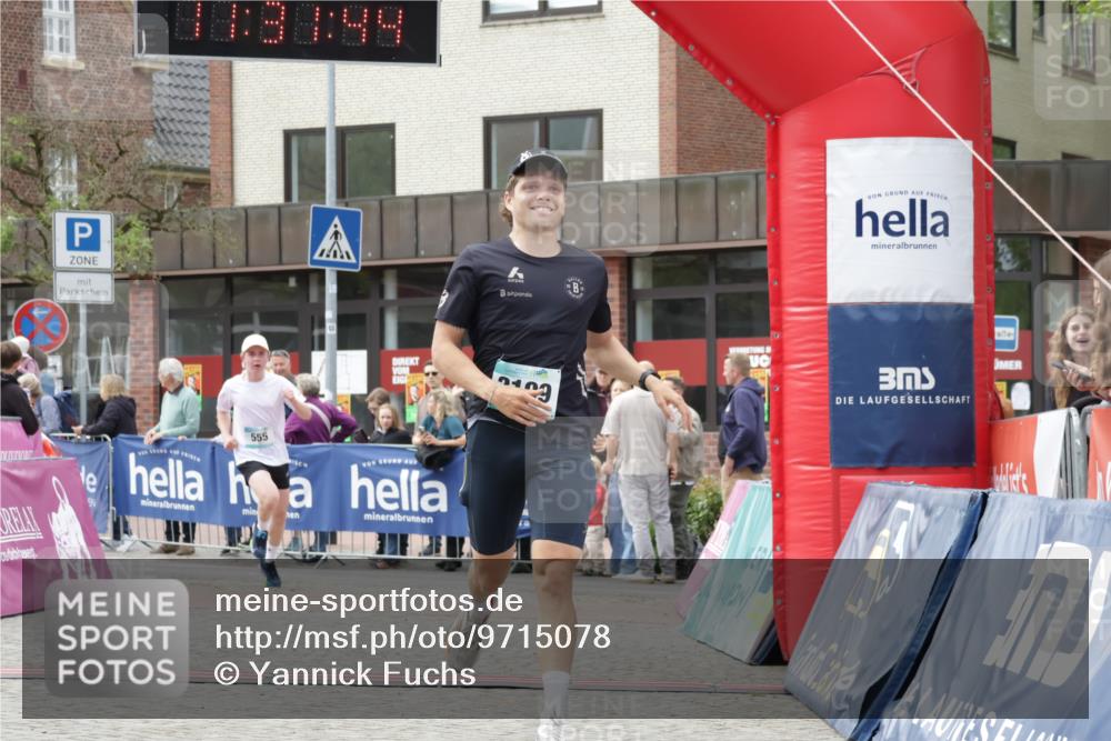 10.05.2026 - 8. Wedeler Halbmarathon Yannick Fuchs http://msf.ph/oto/9715078 10.05.2026 11:31:42 Ziel 300, 555, 2101, 2199 meine-sportfotos.de