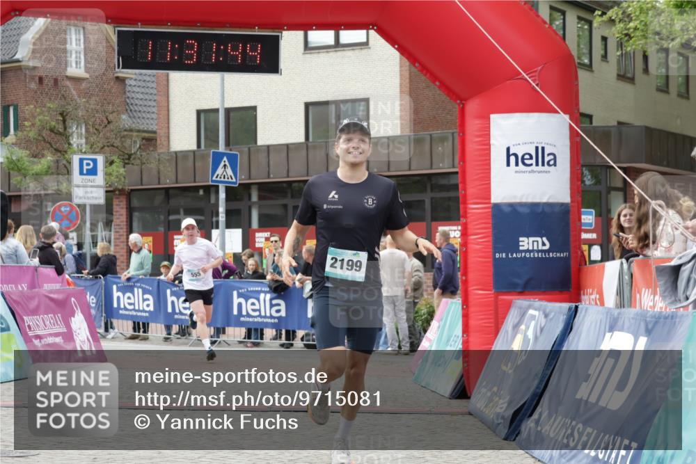 10.05.2026 - 8. Wedeler Halbmarathon Yannick Fuchs http://msf.ph/oto/9715081 10.05.2026 11:31:42 Ziel 300, 555, 2101, 2199 meine-sportfotos.de