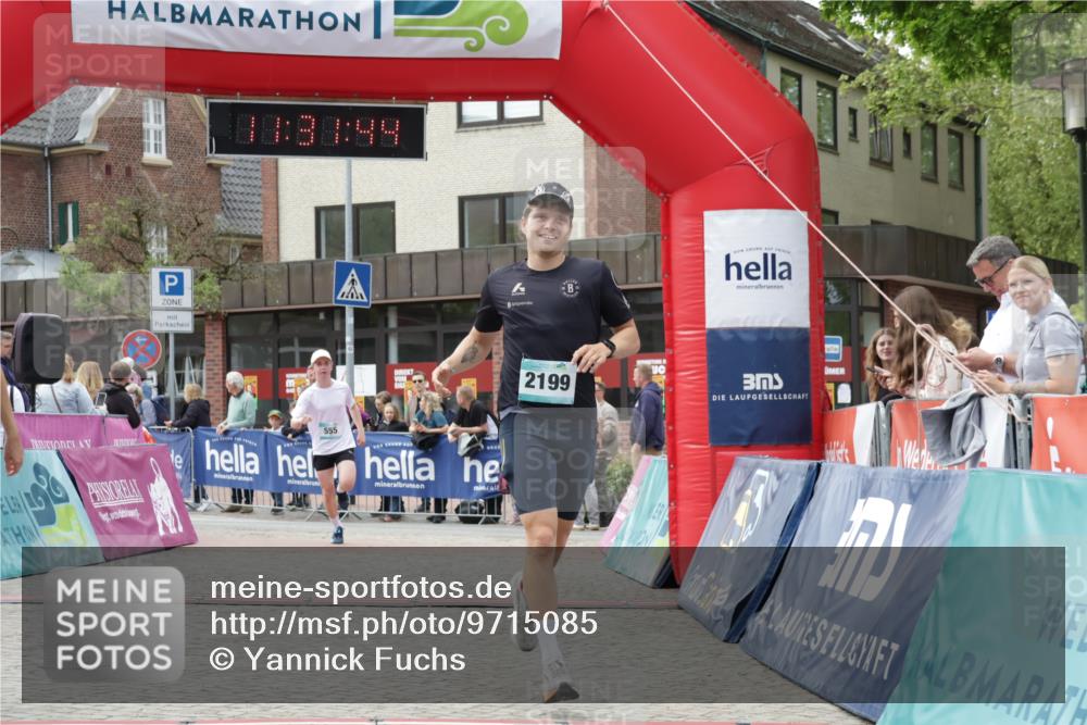 10.05.2026 - 8. Wedeler Halbmarathon Yannick Fuchs http://msf.ph/oto/9715085 10.05.2026 11:31:43 Ziel 300, 555, 2101, 2199 meine-sportfotos.de